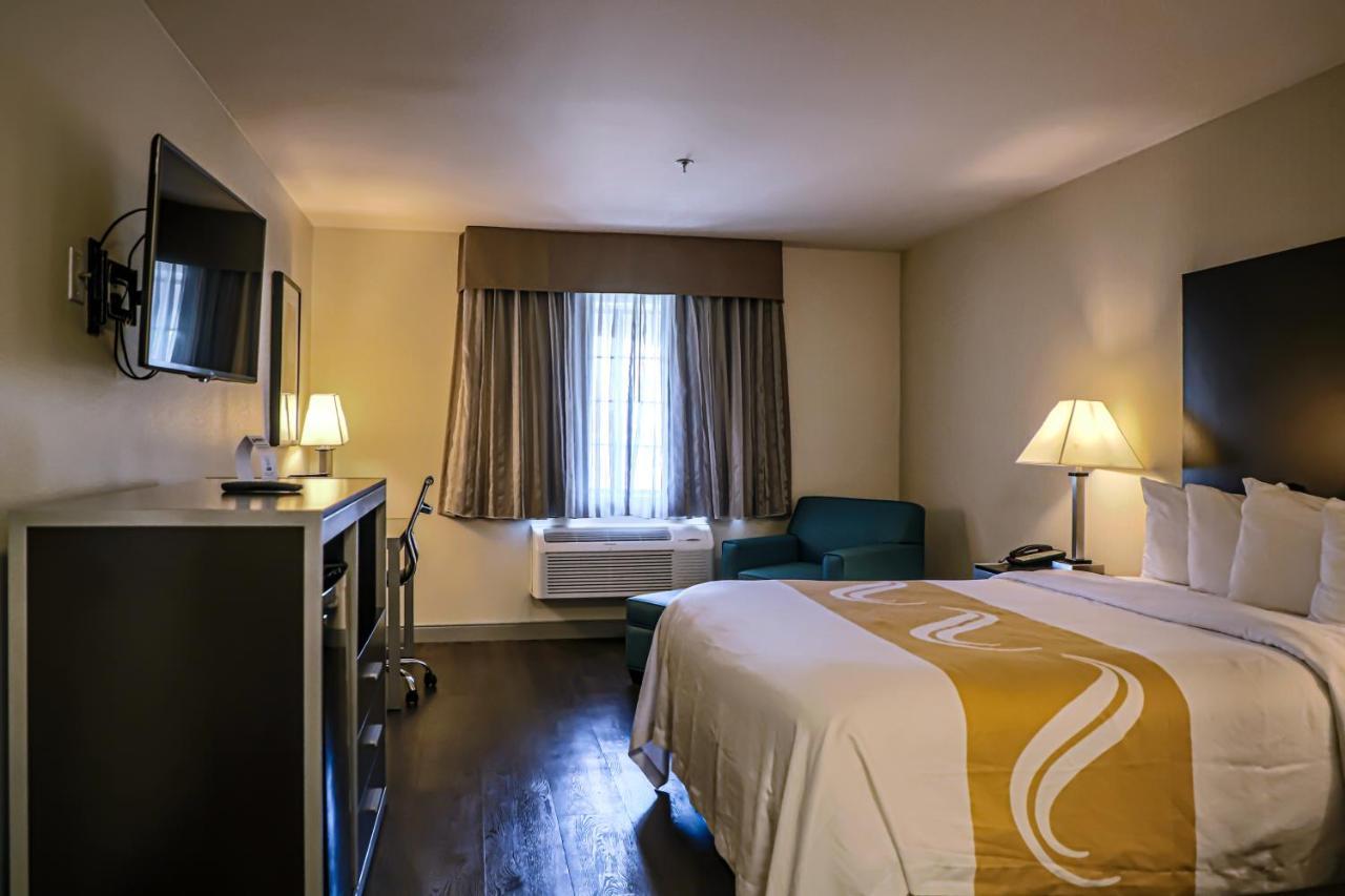 Quality Inn & Suites Camarillo-Oxnard Екстериор снимка
