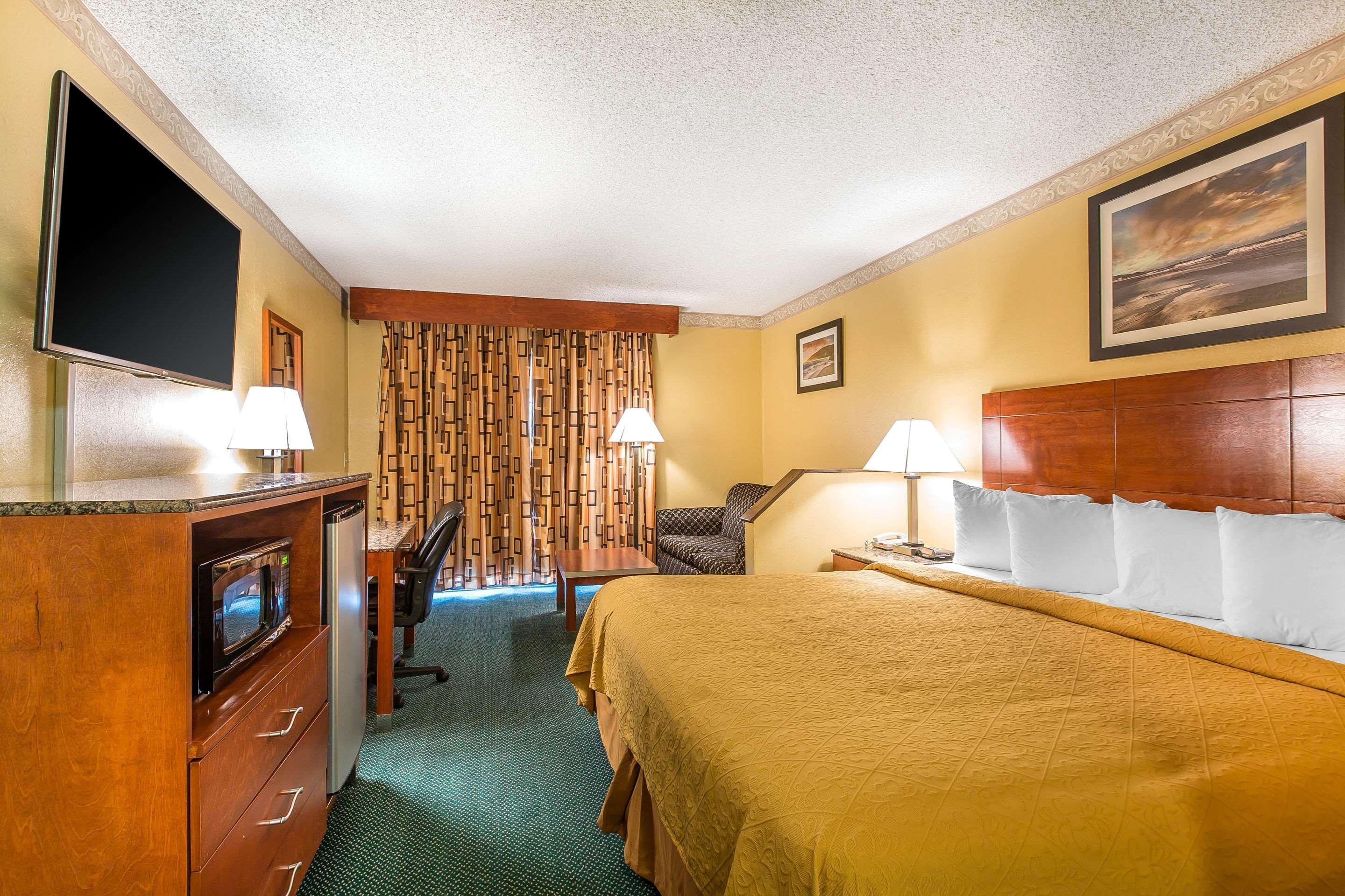 Quality Inn & Suites Camarillo-Oxnard Екстериор снимка