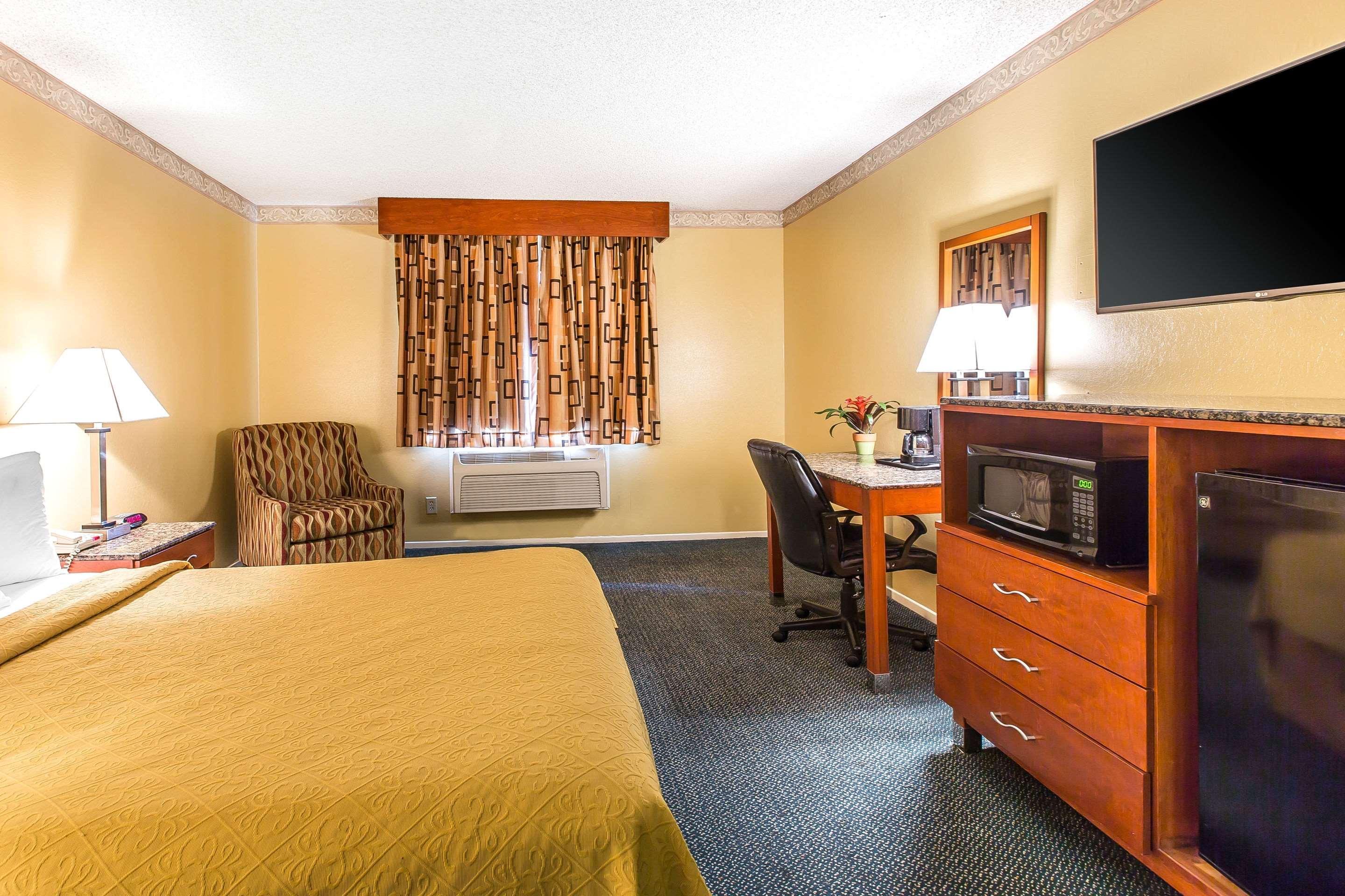 Quality Inn & Suites Camarillo-Oxnard Екстериор снимка
