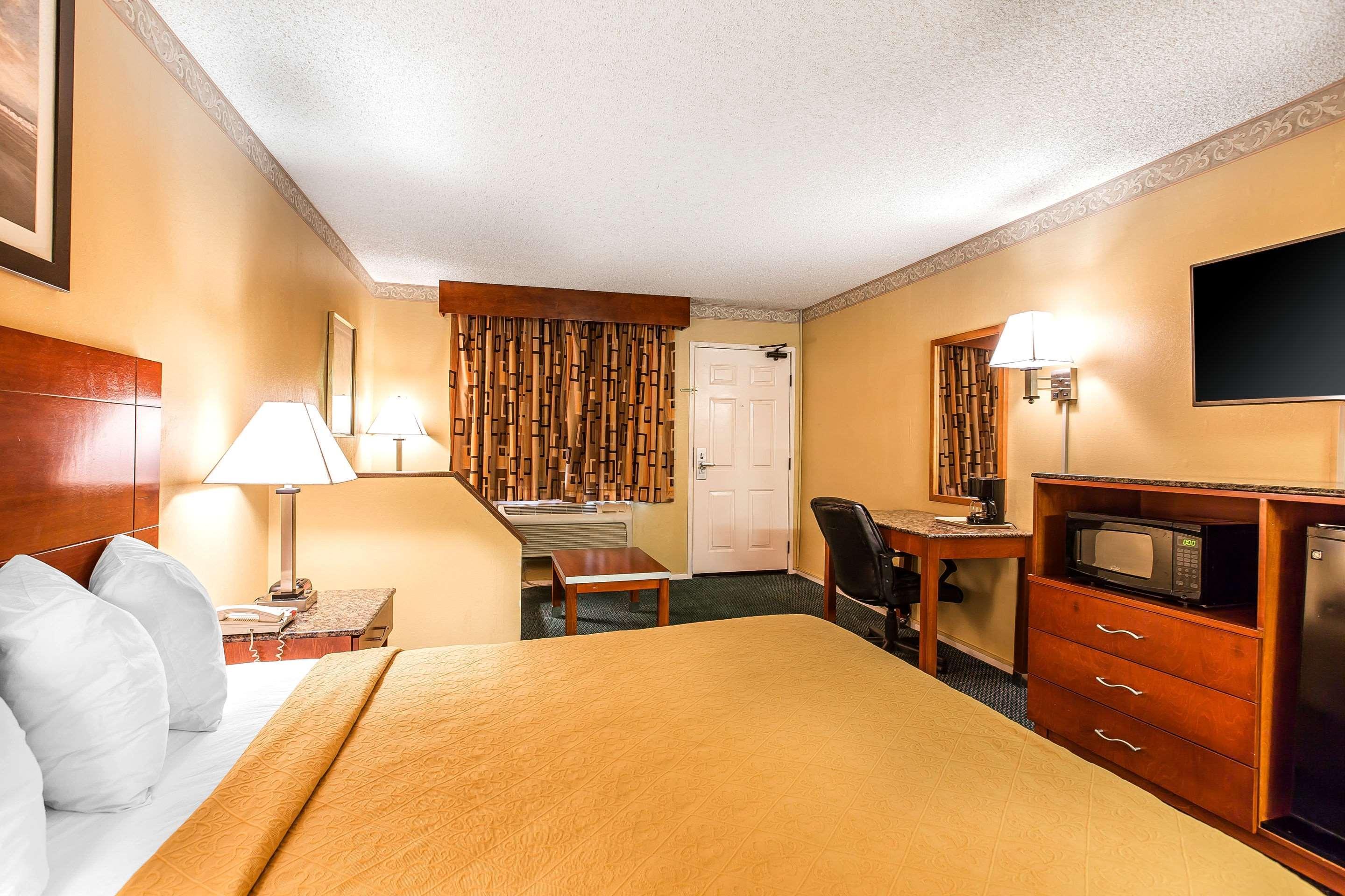 Quality Inn & Suites Camarillo-Oxnard Екстериор снимка