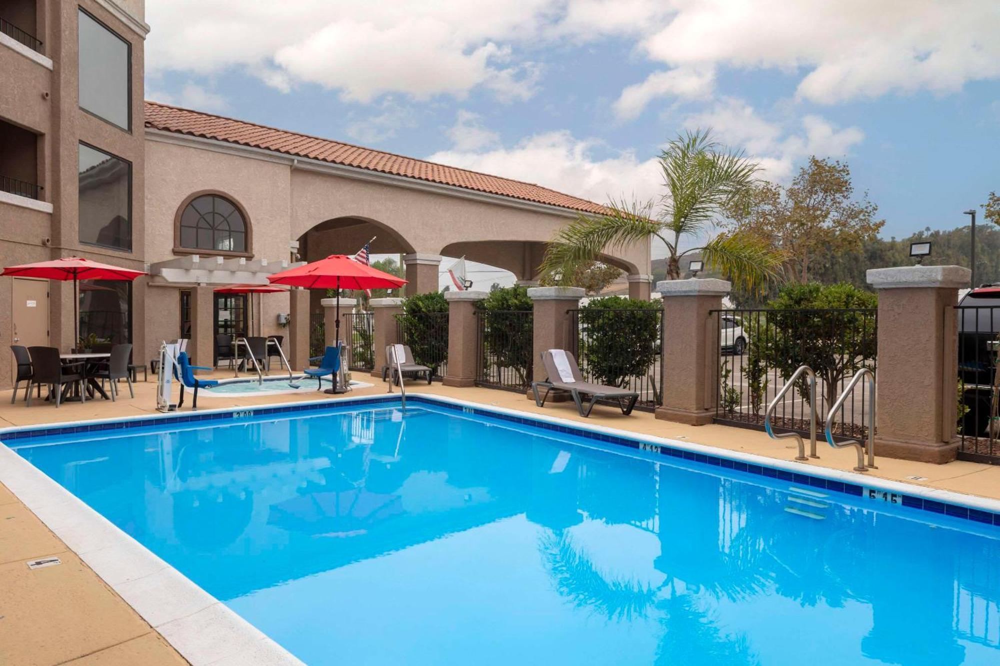 Quality Inn & Suites Camarillo-Oxnard Екстериор снимка