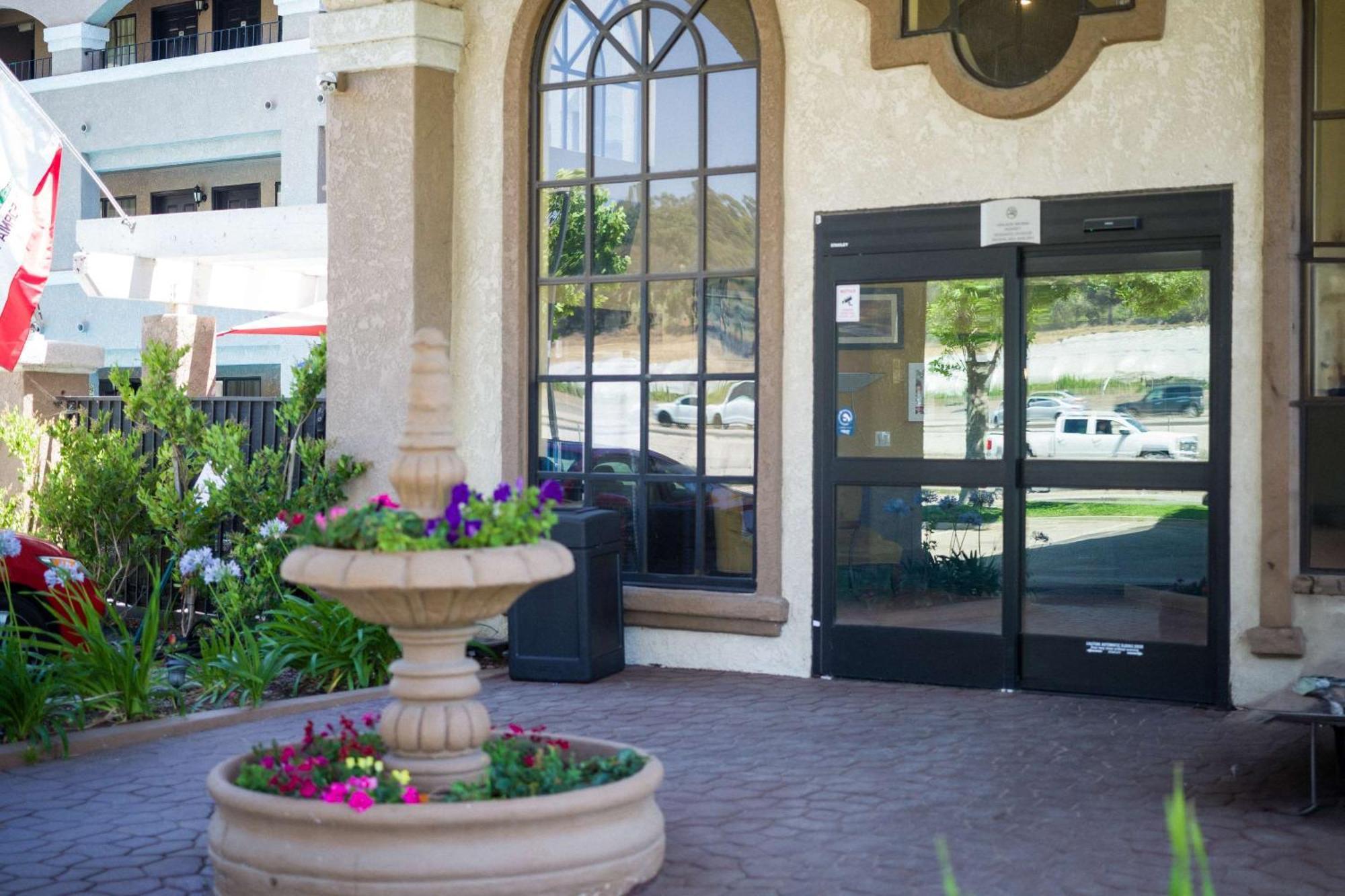 Quality Inn & Suites Camarillo-Oxnard Екстериор снимка